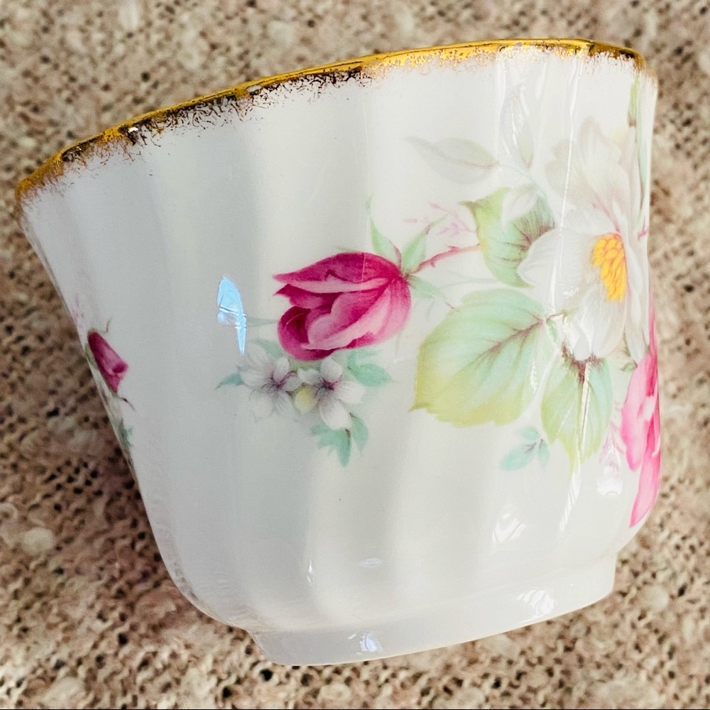 Vintage teacup, Regency Bone China, white / pink floral - Picture 9 of 13